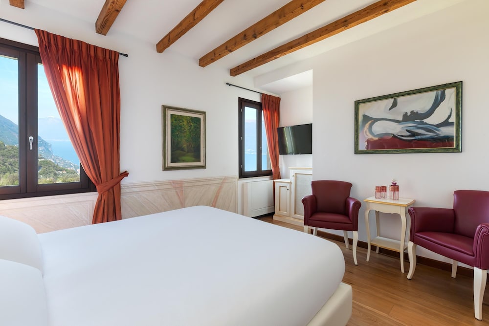 CLASSIC, QUEEN BED, LAKE VIEW