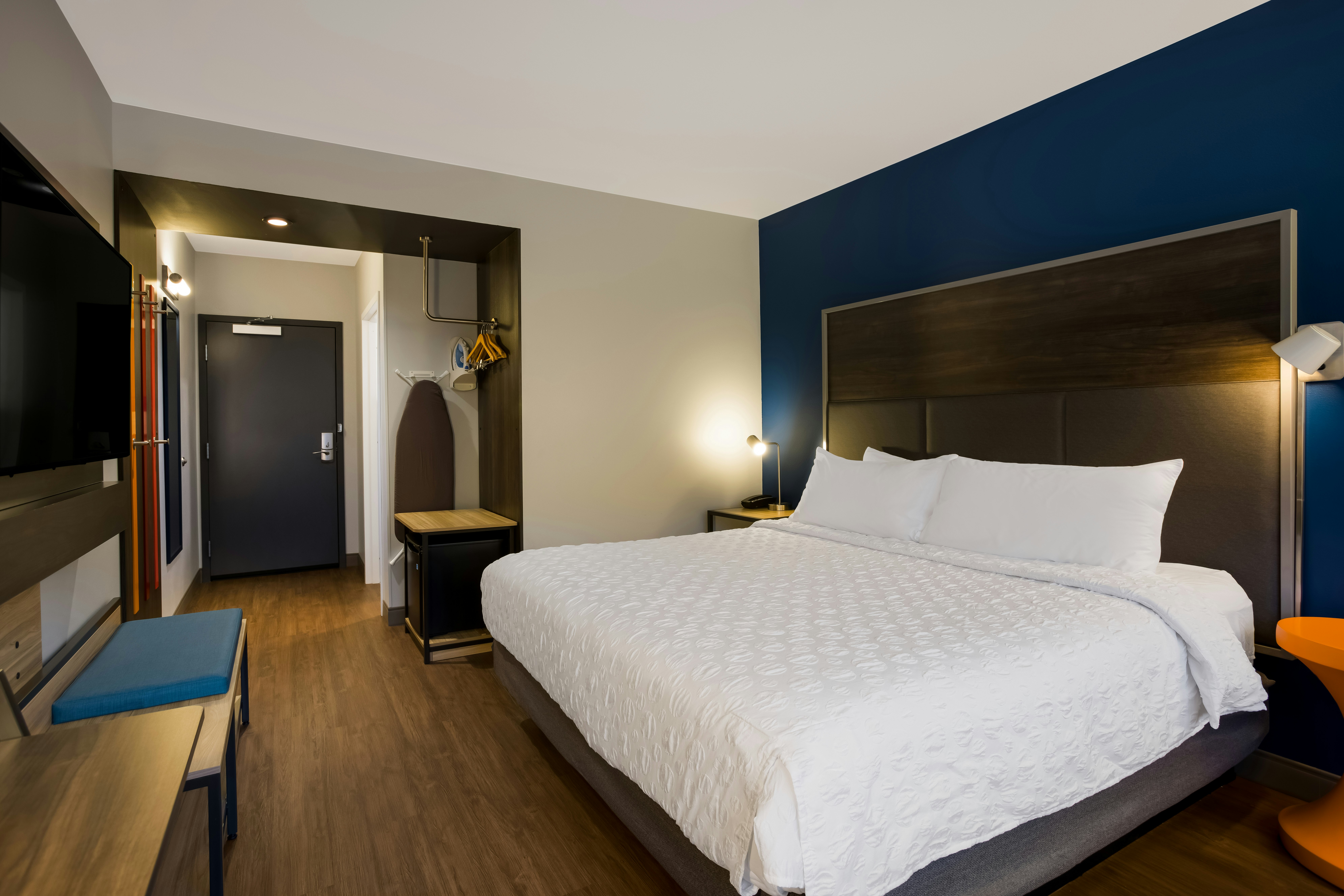 ROOM, KING BED