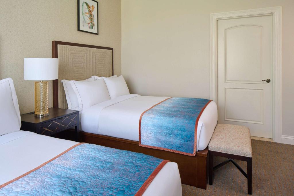 2 Bedrooms, Deluxe, Suite, 2 Double Beds, King Bed, Golf Course View, Sofa, Accessible