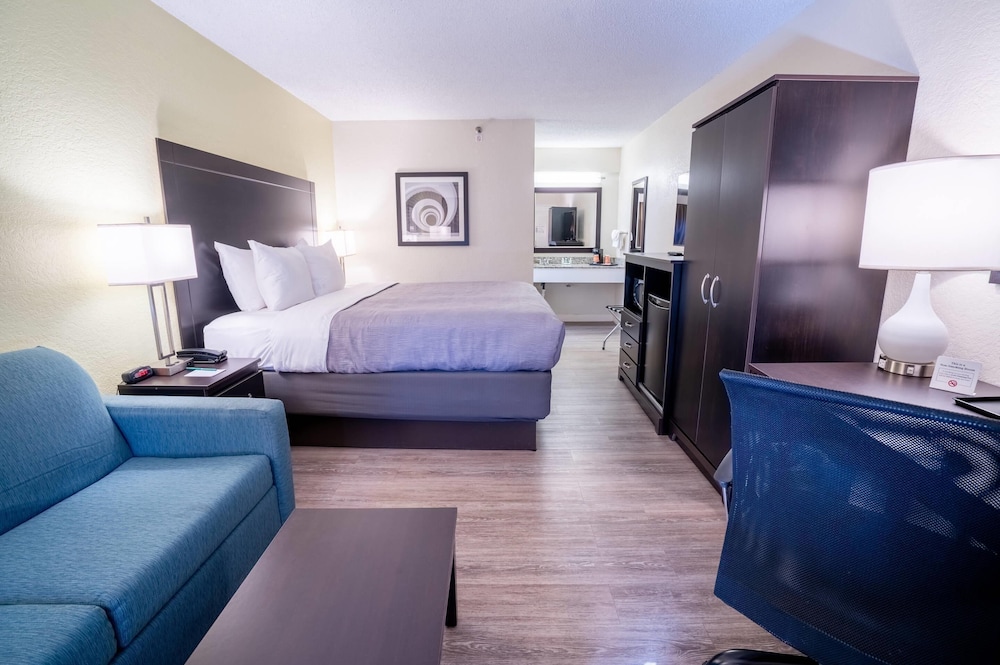 غرفة قياسية بسرير كينج مع أريكة، Quality Inn Palm Beach International Airport 3/7
