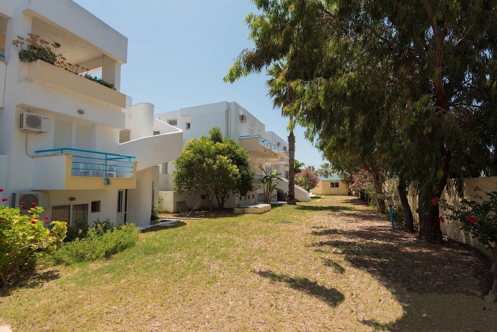 Leonidas Hotel & Studios 55/65