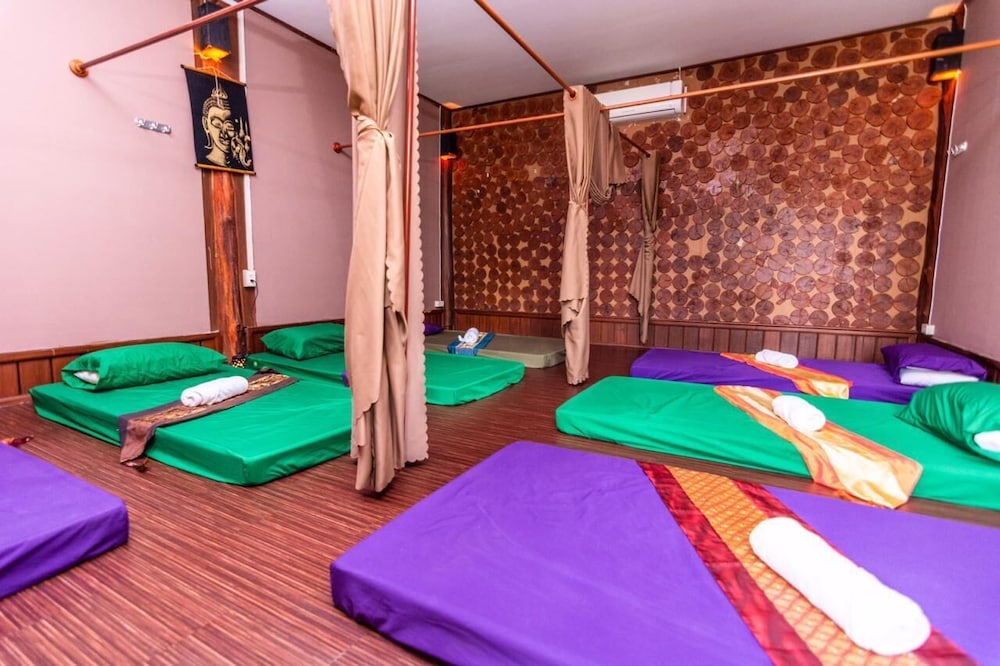 Arawan Riverside Hotel 38/65