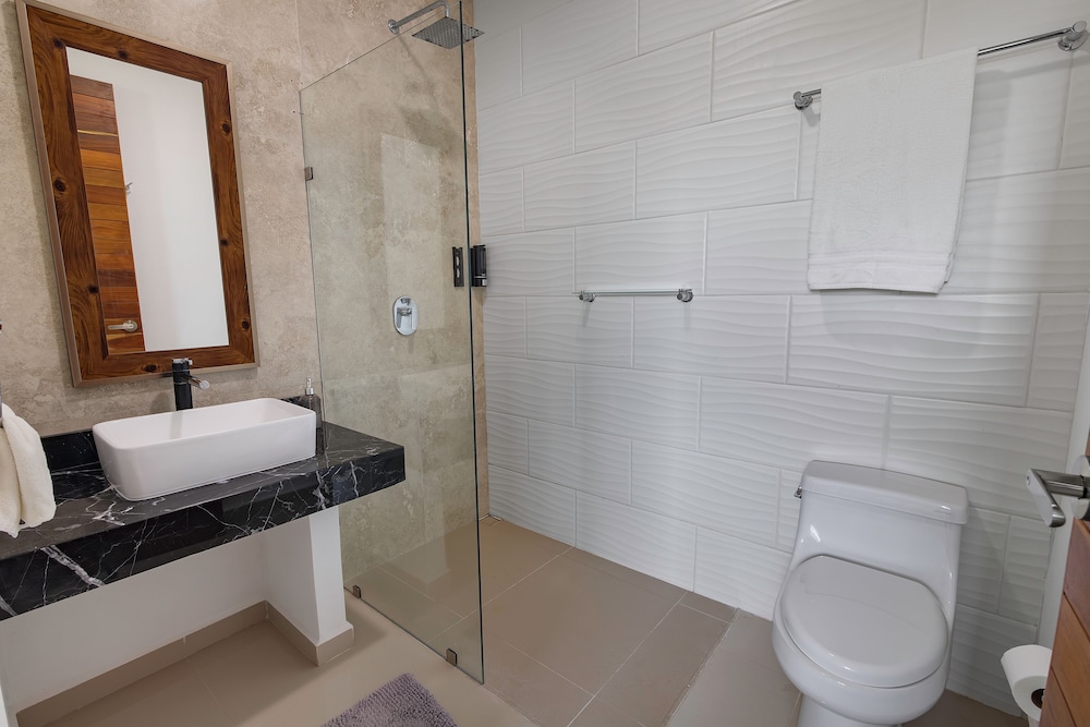 شقة فاخرة بسرير كينج وسريرين كوين بإطلالة على الحديقة بغرفتي نوم مع أريكة، Angelina 28 Beachfront by Nah Hotels 2/2