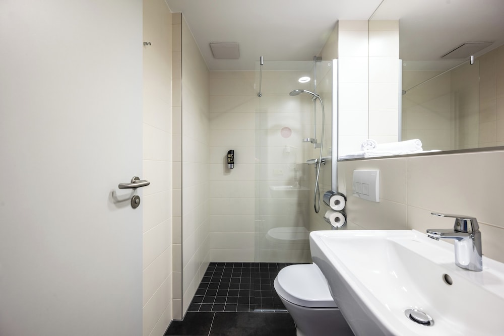 SERWAYS HOTEL WEISKIRCHEN 57/58