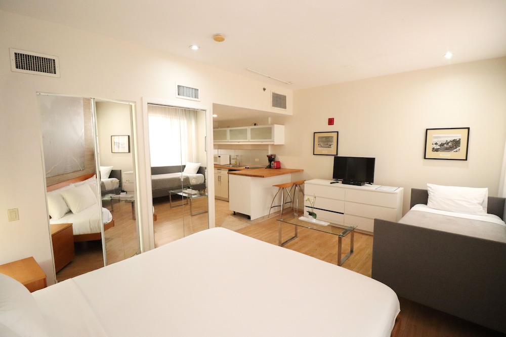 The Mercury All-Suites Hotel 25/33
