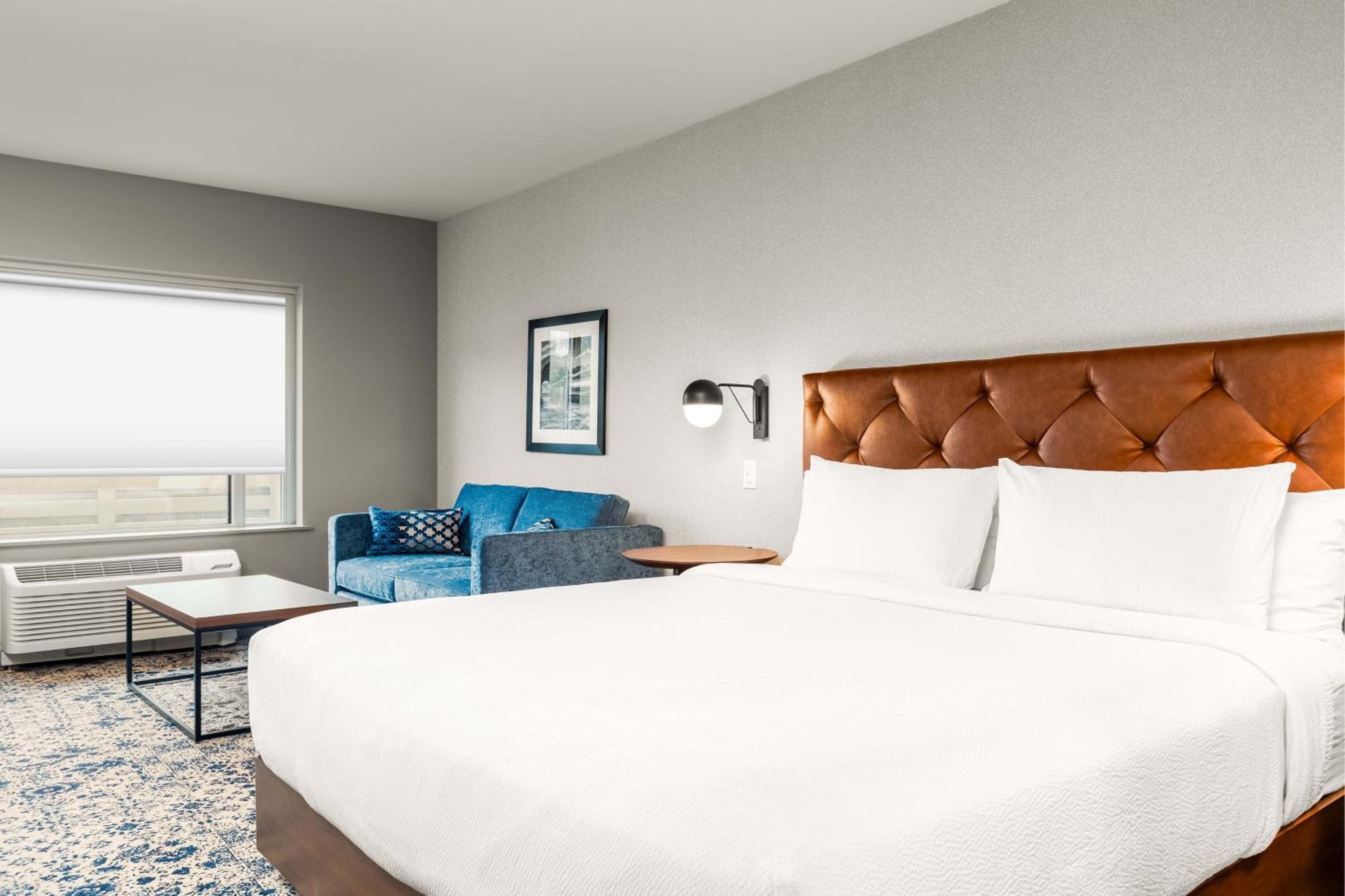 Room at Four Points by Sheraton Kelowna Airport, KELOWNA