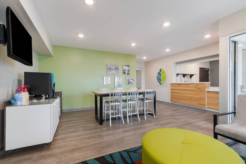 WoodSpring Suites Tamarac 6/50