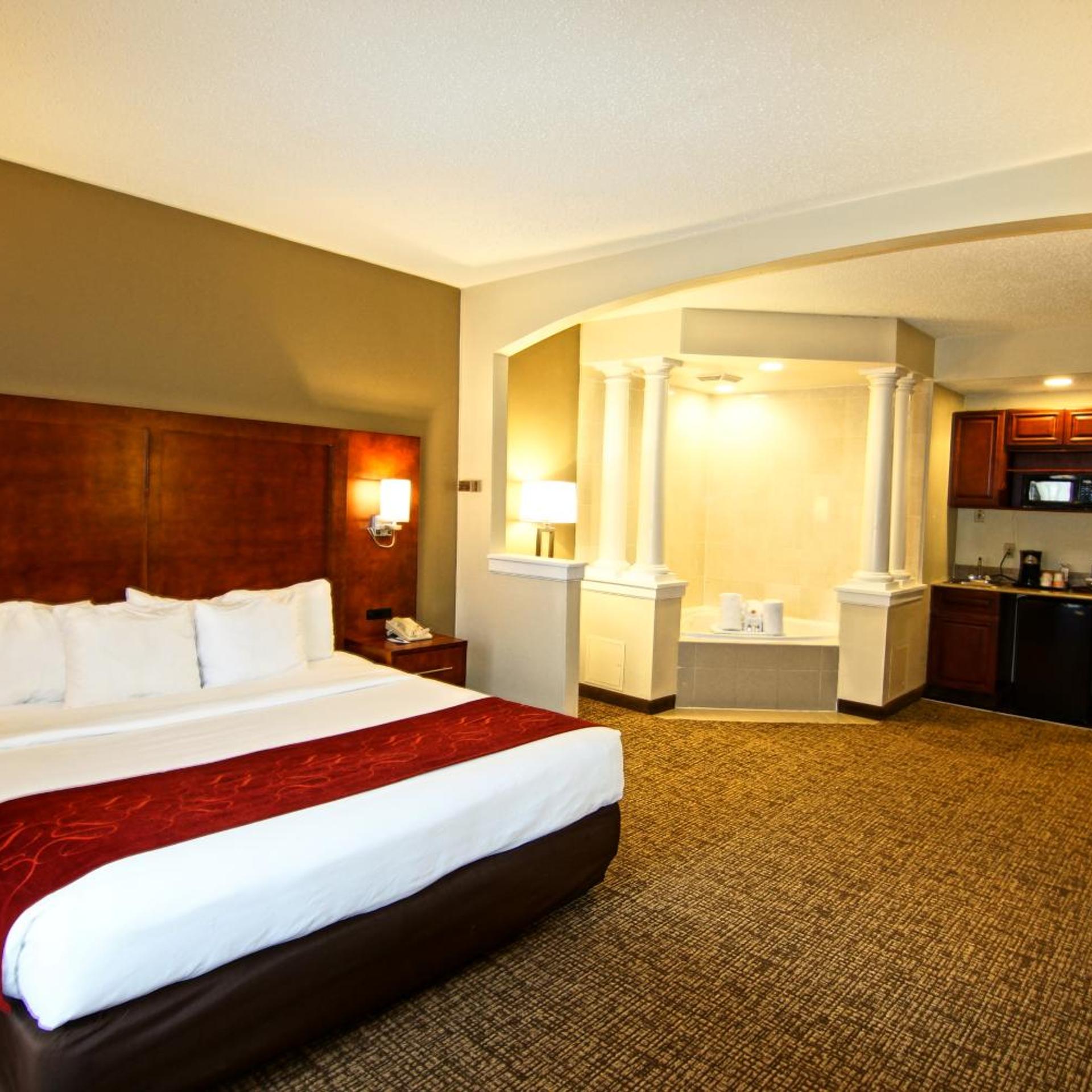 جناح بسرير كينج بجاكوزي، Comfort Suites Near University 5/10