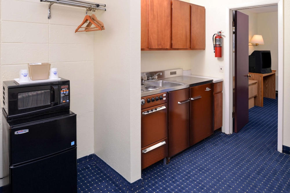 Americas Best Value Inn Geneva 8/38