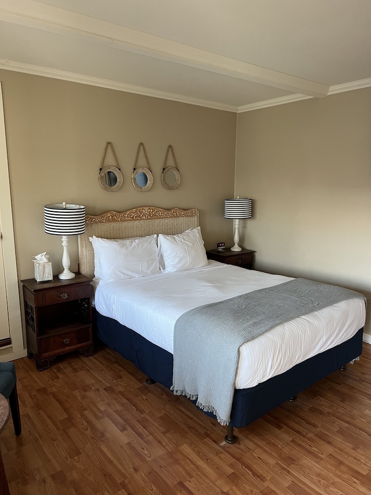 Island, Queen Bed