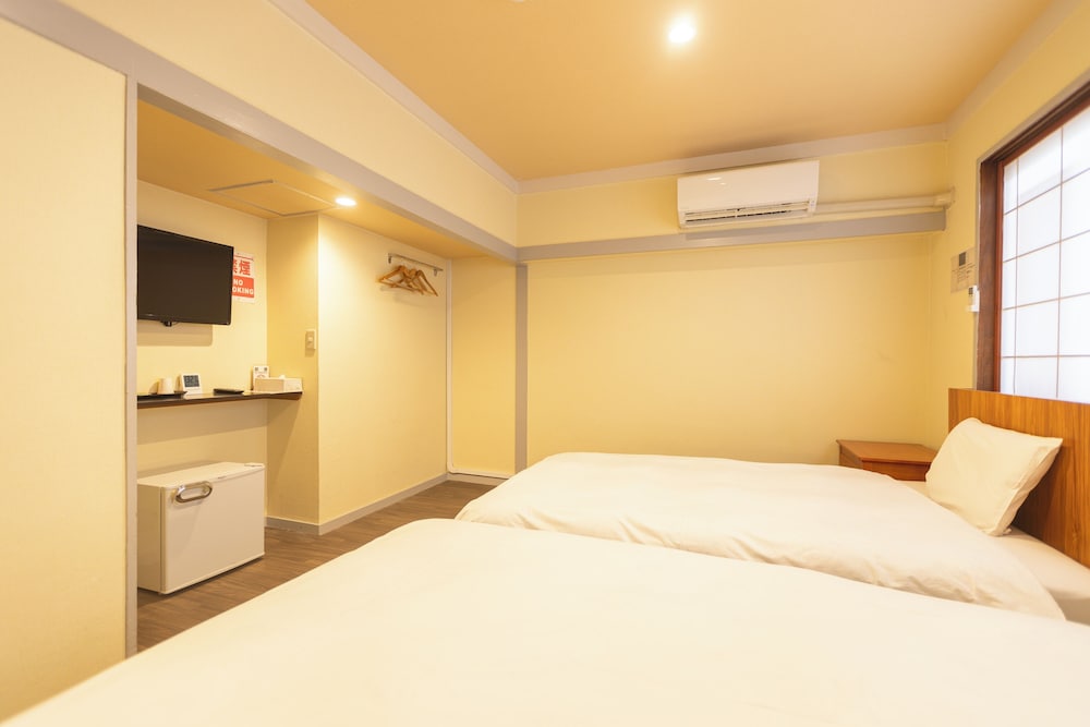 ROOM, TWIN BEDS
