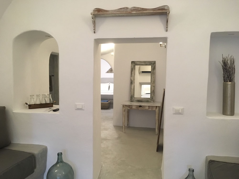 جناح كبير بسرير كوين مع أريكة بجاكوزي، Theodora Suites - Adults Only 3/6