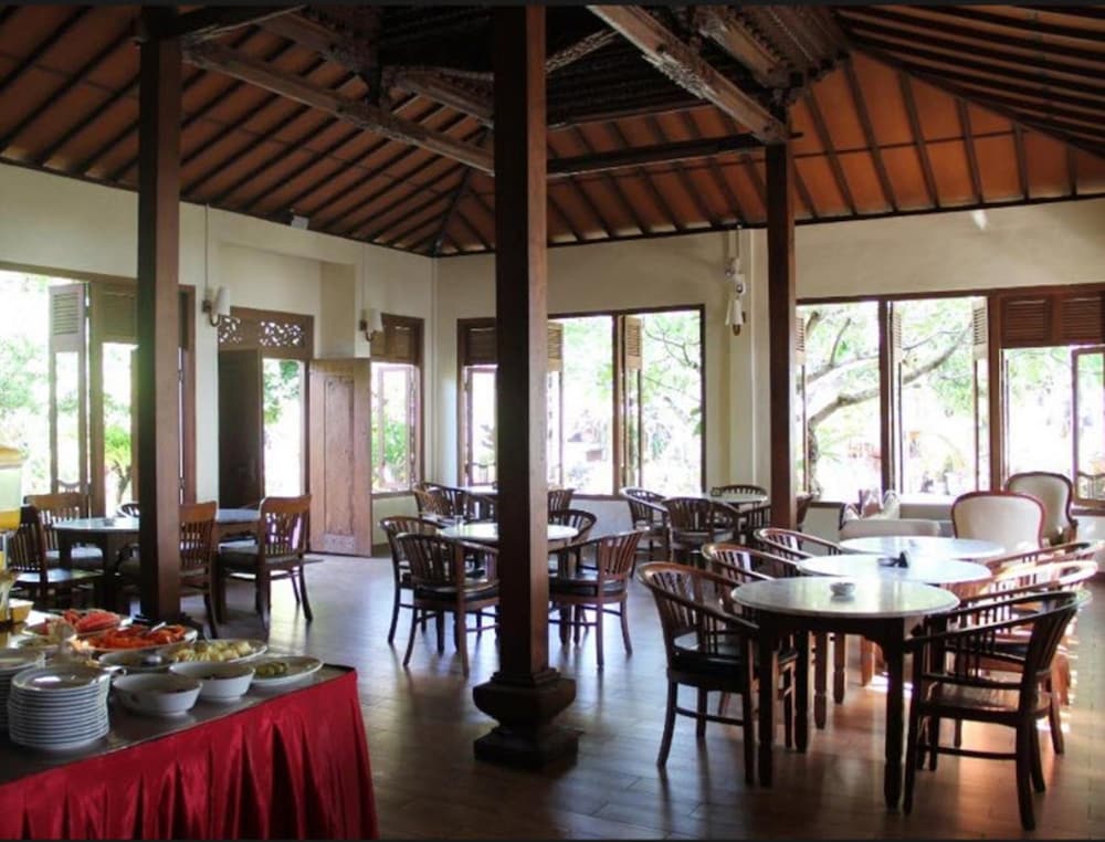 BESAKIH BEACH HOTEL 38/67