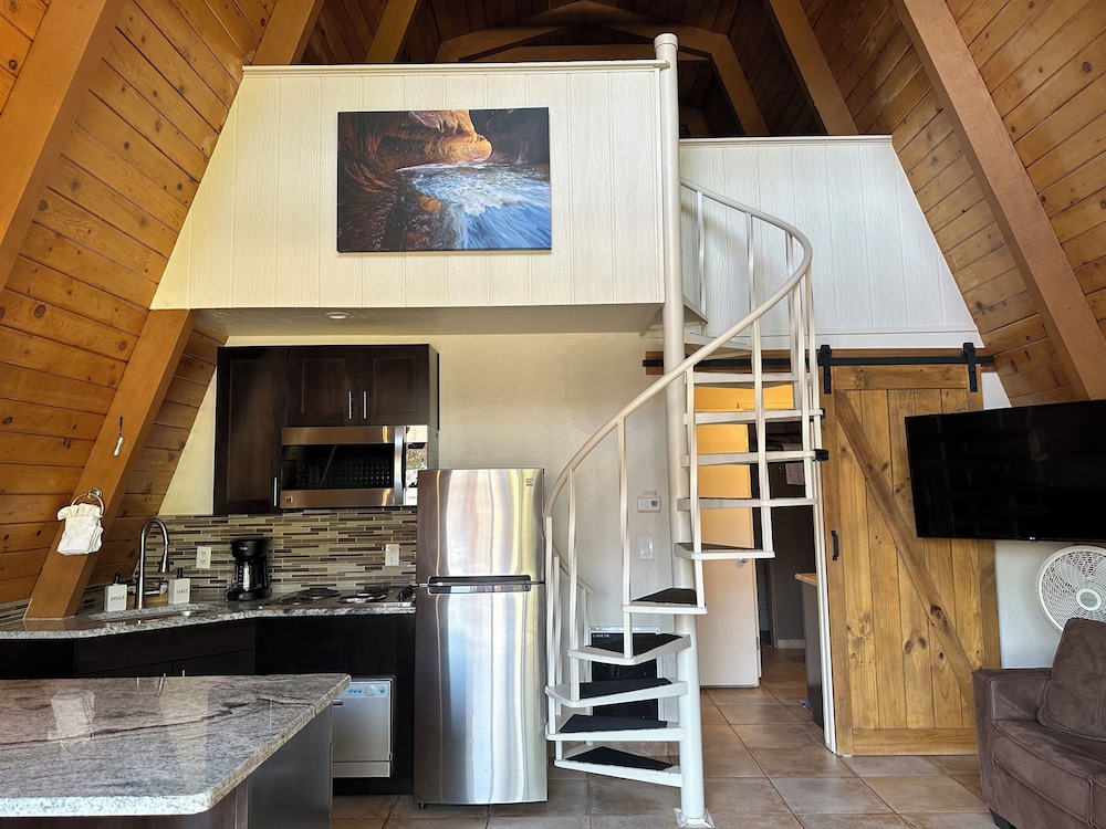 Lake, Chalet, King Bed, 1 Queen and 1 Single Bed