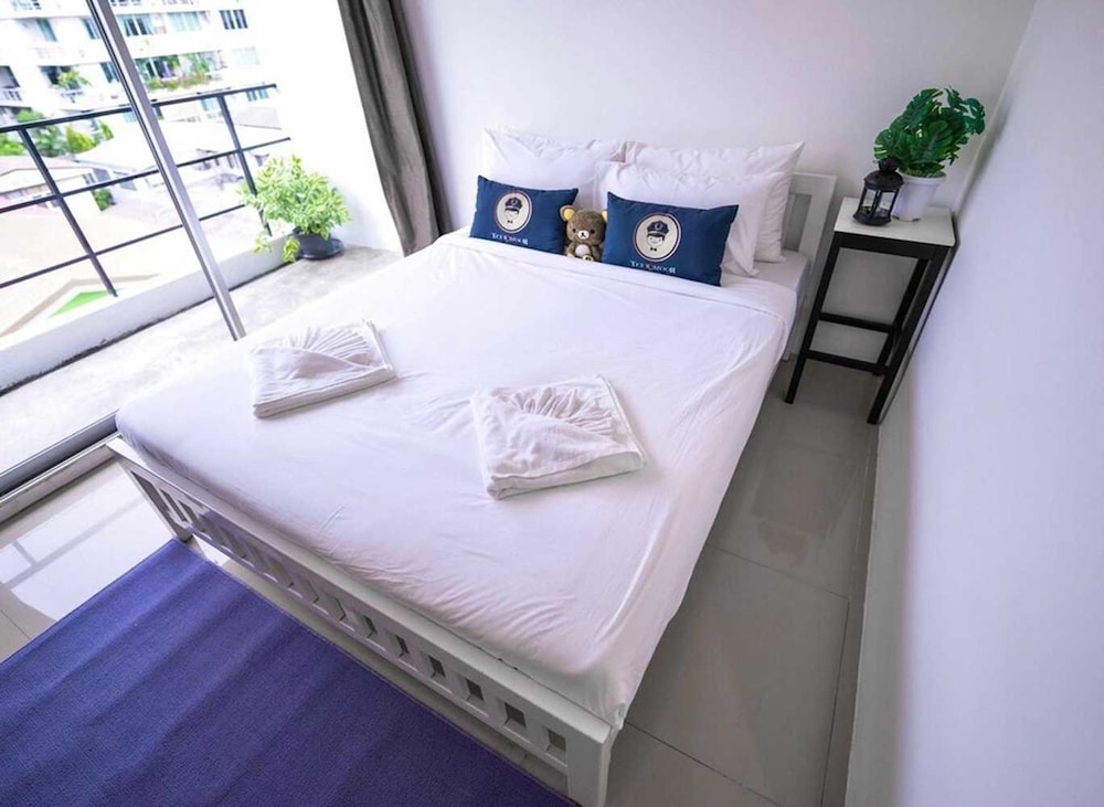 RQ Bangkok Sukhumvit 50 by Collection O 10/29