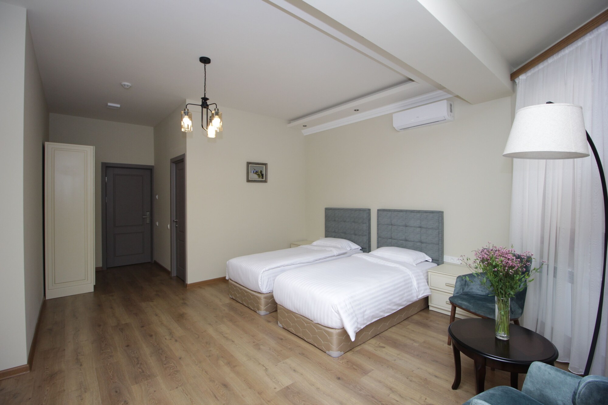 BASIC, TWIN BEDS, CITY VIEW