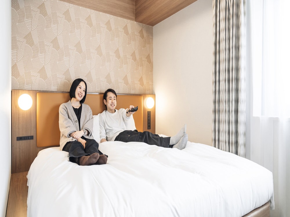 Moderate, Queen Bed