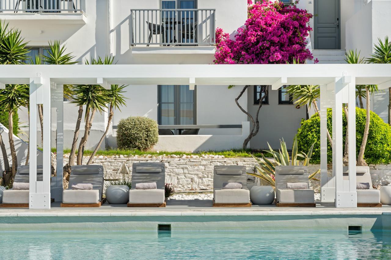 Mr & Mrs White Tinos 32/44
