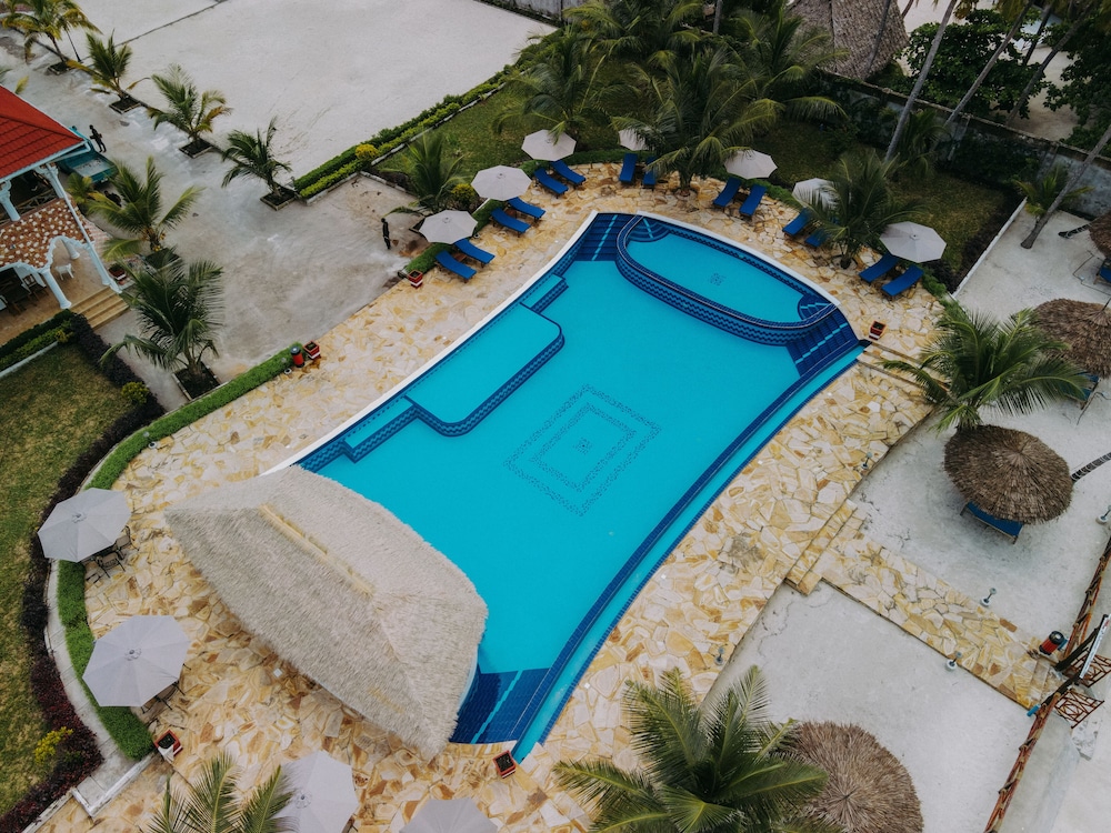 Sunny Palms Beach Bungalows 38/65