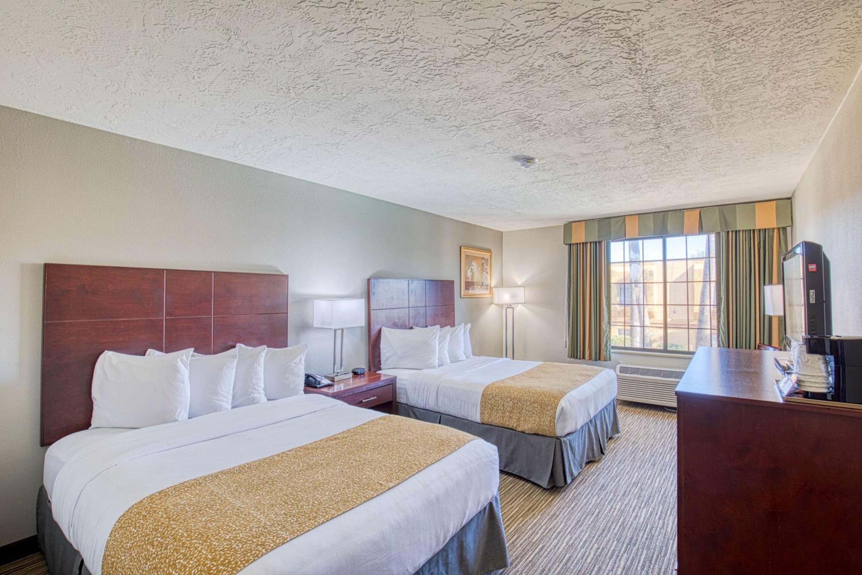 Room, 2 Queen Beds, Pool Side، Best Western Green Valley Inn 5/10