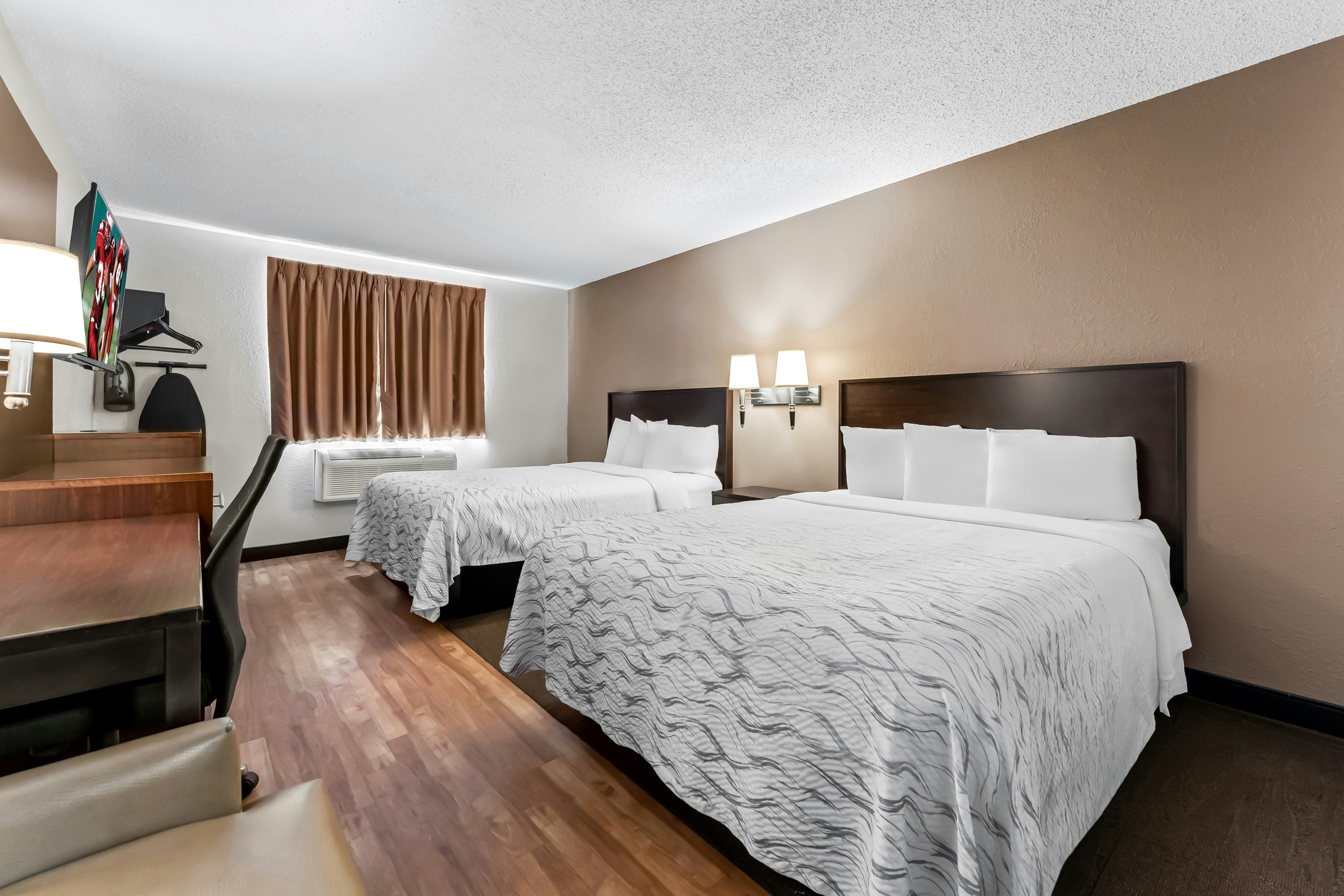 Deluxe, 2 Queen Beds, Red Roof Plus Suites Malone 4/8