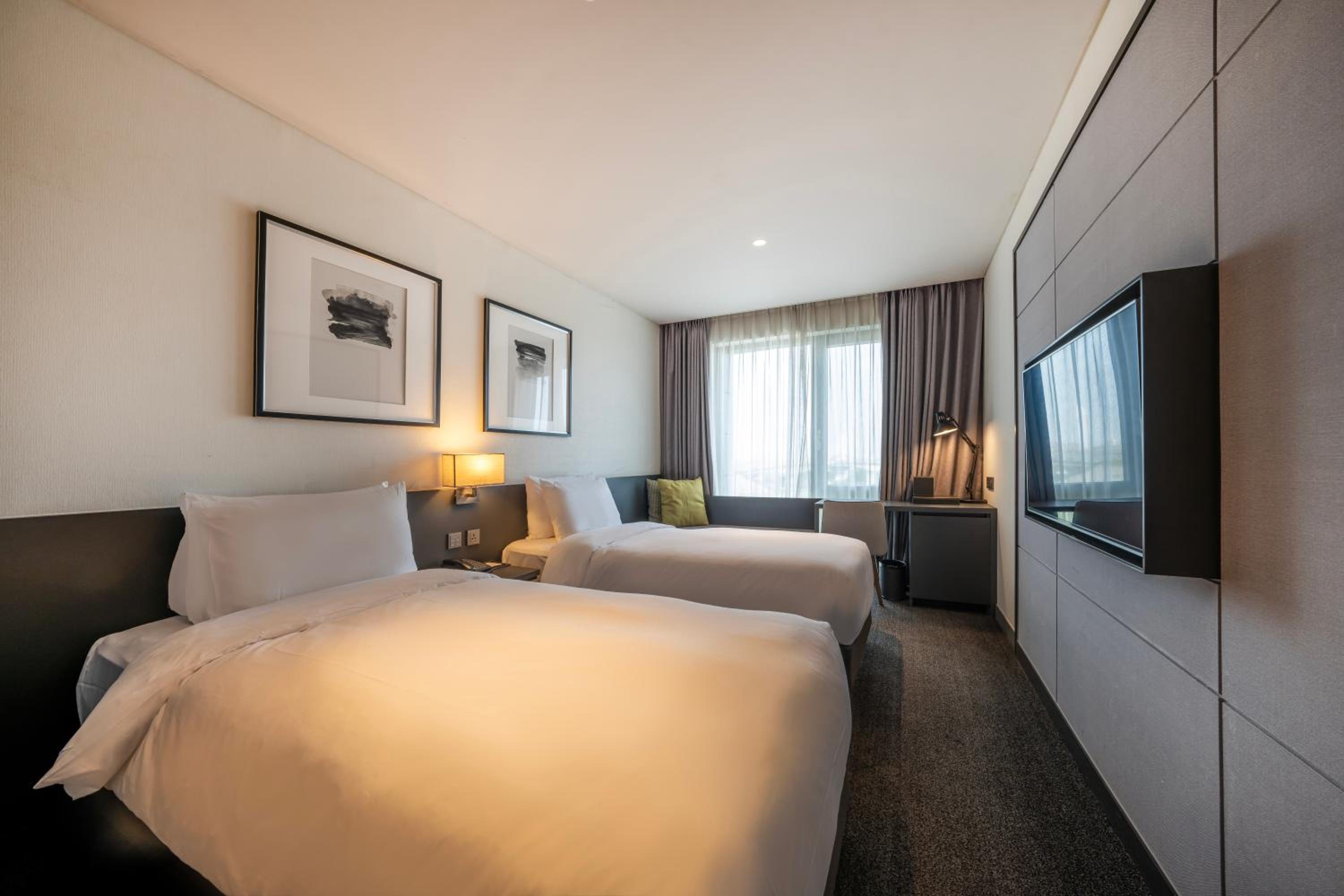 Premier, Twin Beds, with Pool