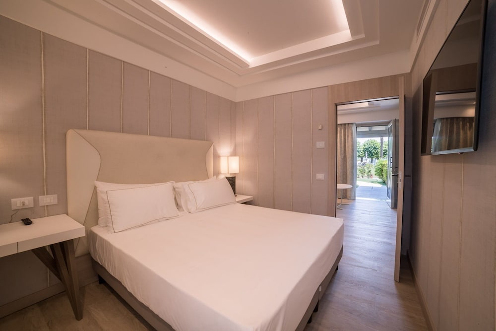 2 BEDROOMS, PARK, EXECUTIVE, SUITE