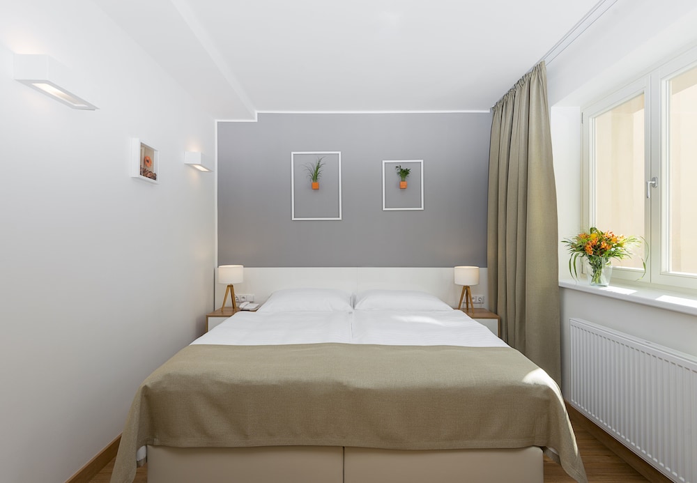ROOM, DOUBLE OR TWIN BED, SMALL