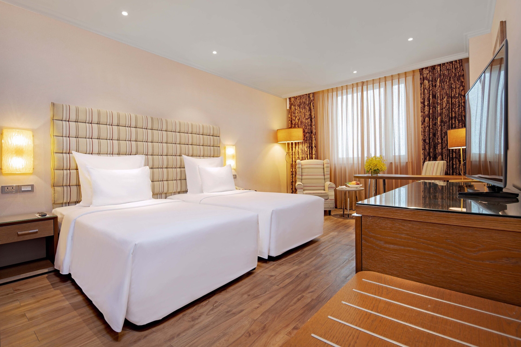 CLUB, KING BED, CITY VIEW