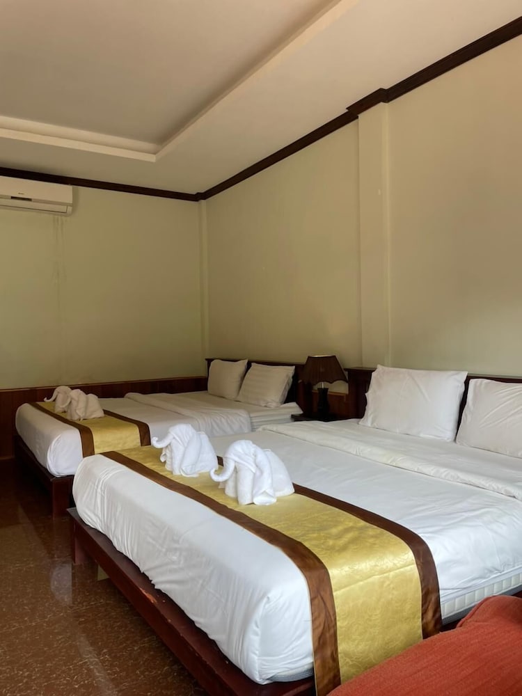 FAMILY, 2 QUEEN BEDS, GARDEN VIEW, CORNER