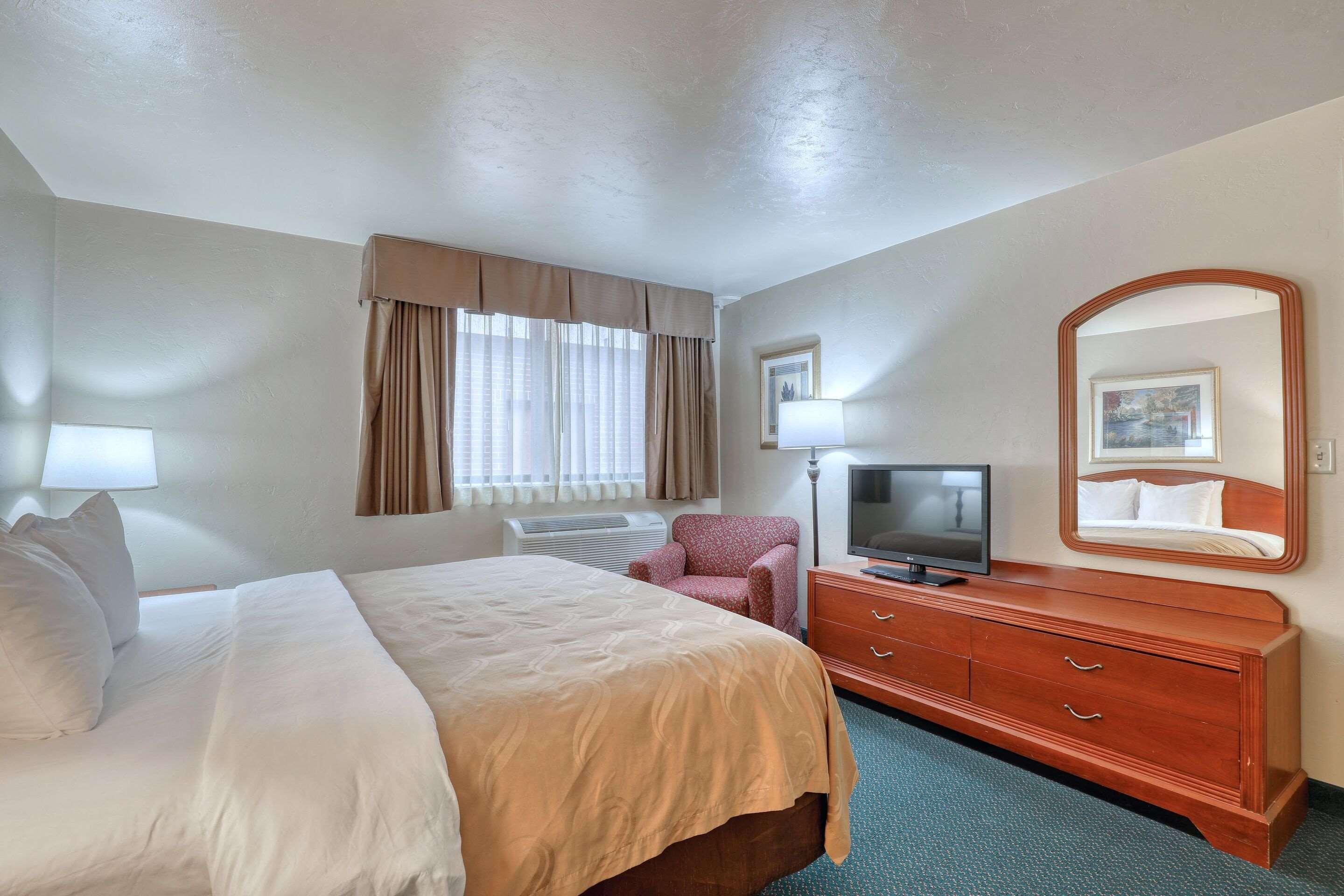 EFFICIENCY, SUITE, KING BED, ACCESSIBLE