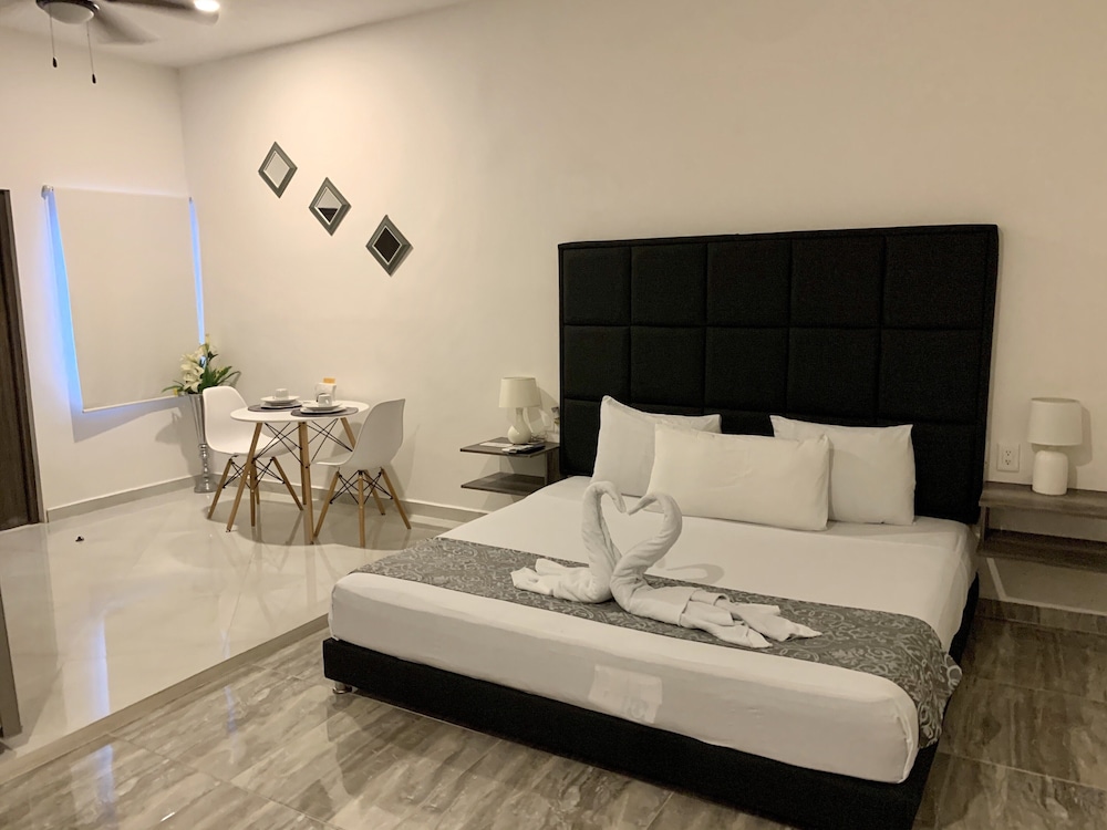 DELUXE, SUITE, KING BED