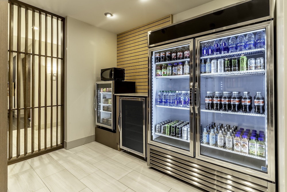 Holiday Inn Express & Suites Milwaukee - West Allis 21/61
