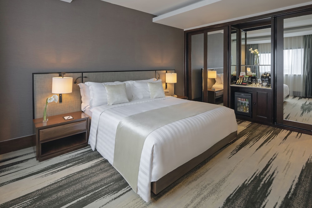 2 Bedrooms, Red Level, Connecting, Suite, 2 King Beds, Executive Lounge Access
