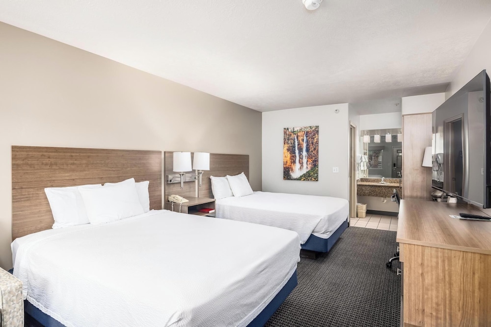 St George Inn Suites 24/67