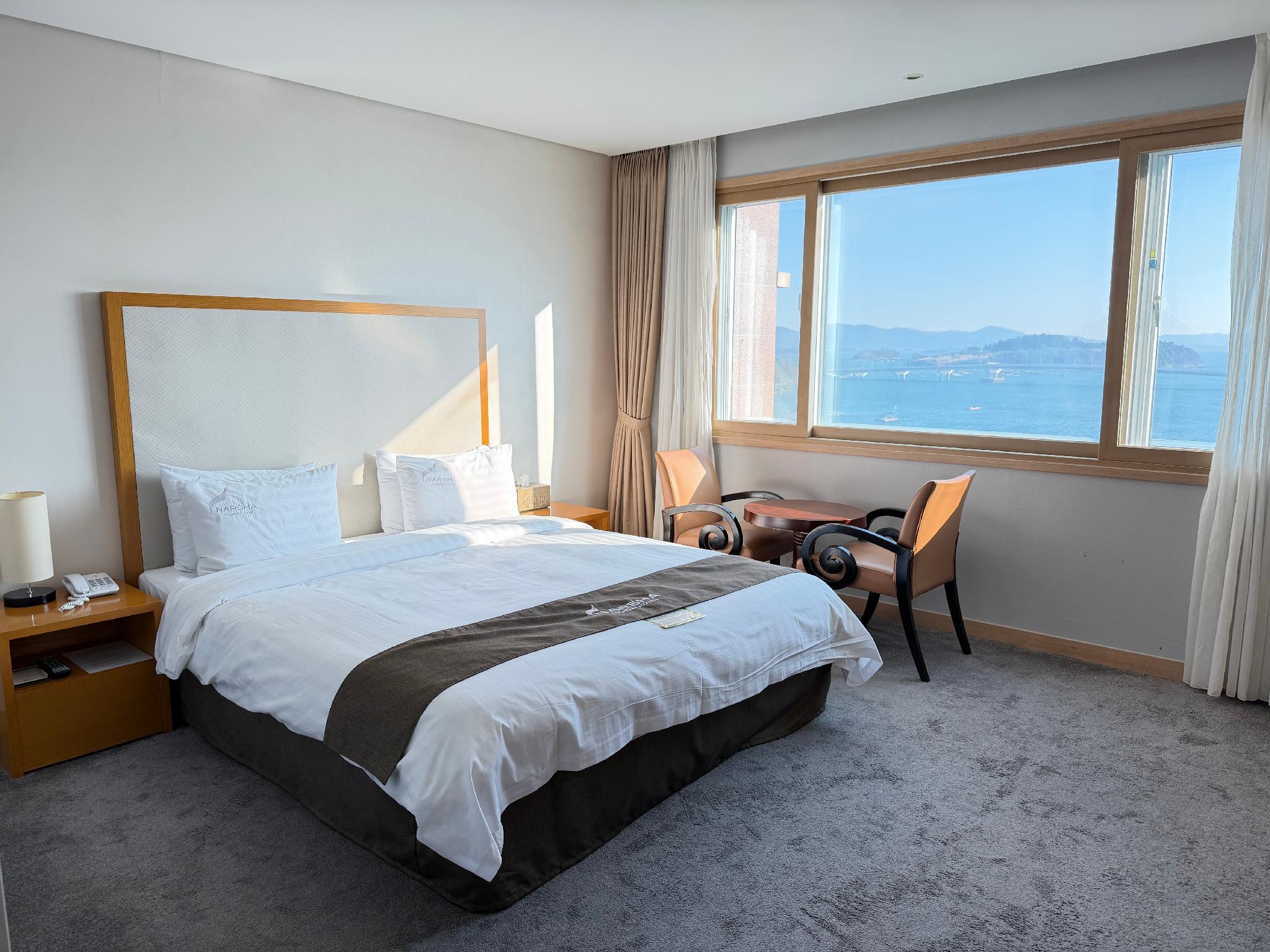 Deluxe, King Bed