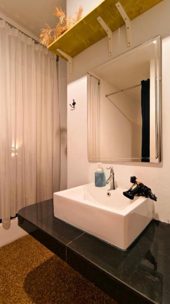 FAMILY, MULTIPLE BEDS, PRIVATE BATHROOM