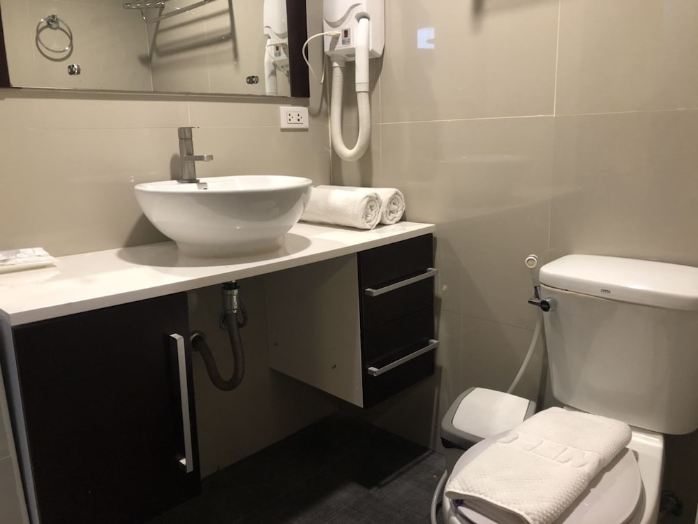 Ratchada Point Hotel 53/57