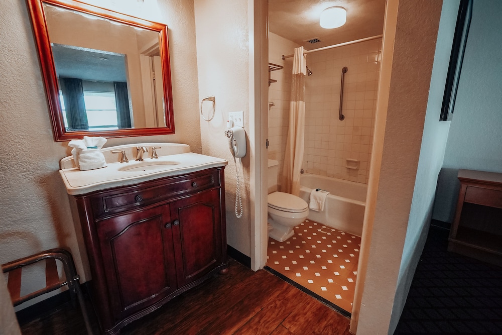 Lamplighter Inn Suites North 24/25