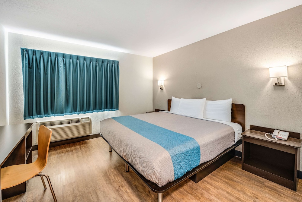 DELUXE, KING BED