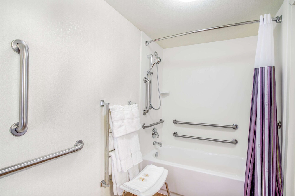 La Quinta Inn & Suites by Wyndham Danbury 15/58