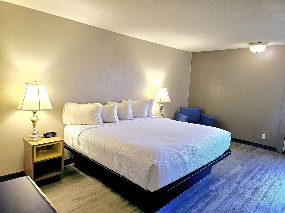Days Inn by Wyndham Rolla 11/33