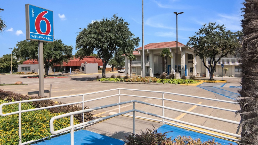 Motel6 Addison, TX - Dallas 51/56