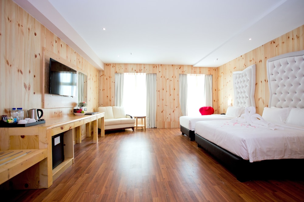DELUXE, LEISURE, TRIPLE