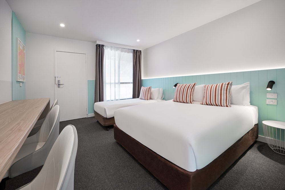 GOSFORD PALMS MOTOR INN 36/62