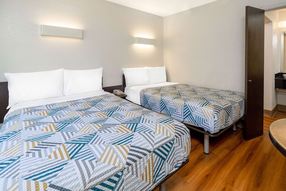 Motel6 Santa Barbara, CA - State Street 27/54
