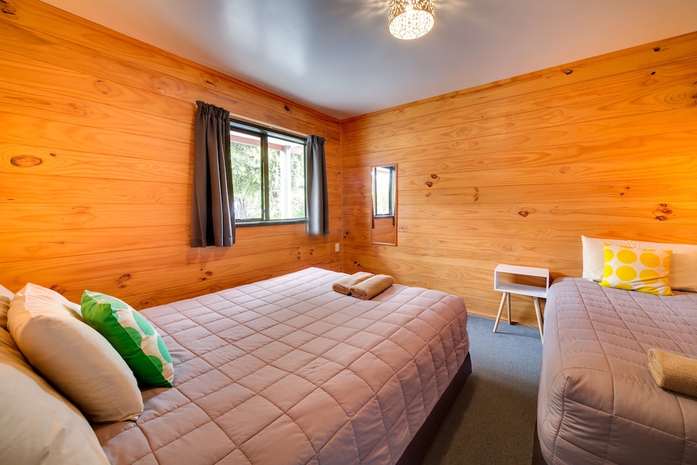 Motel, 2 Bedrooms, 2 Queen and Twin Beds