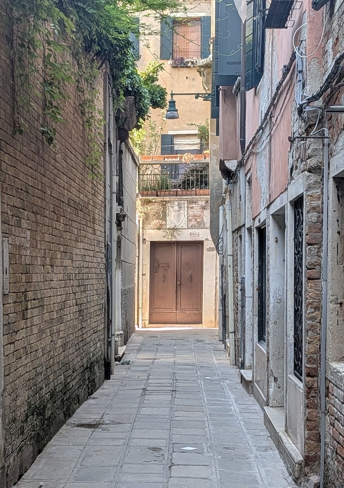 Charming Venice Apartments 70/78