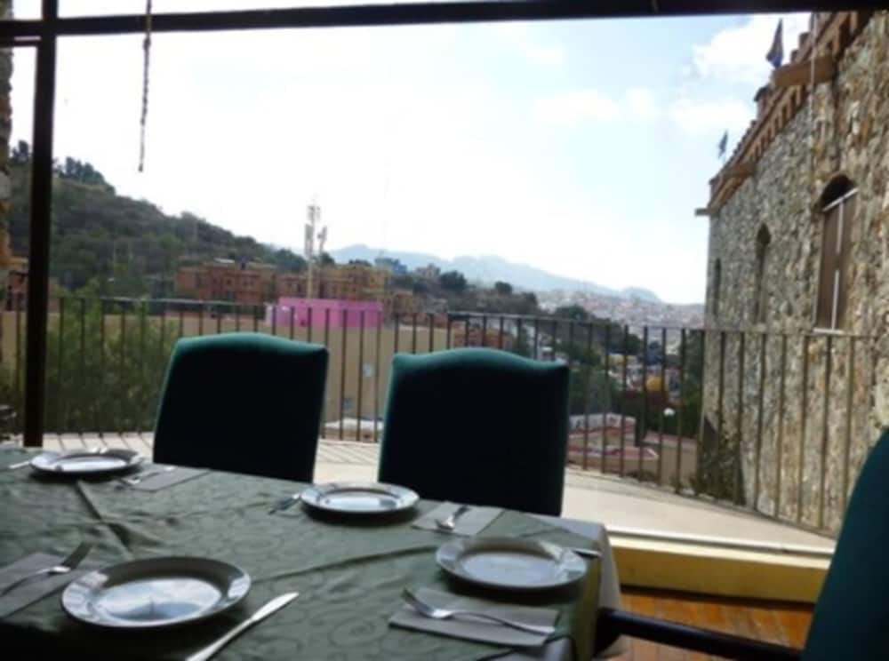 Hotel Castillo Santa Cecilia 57/70