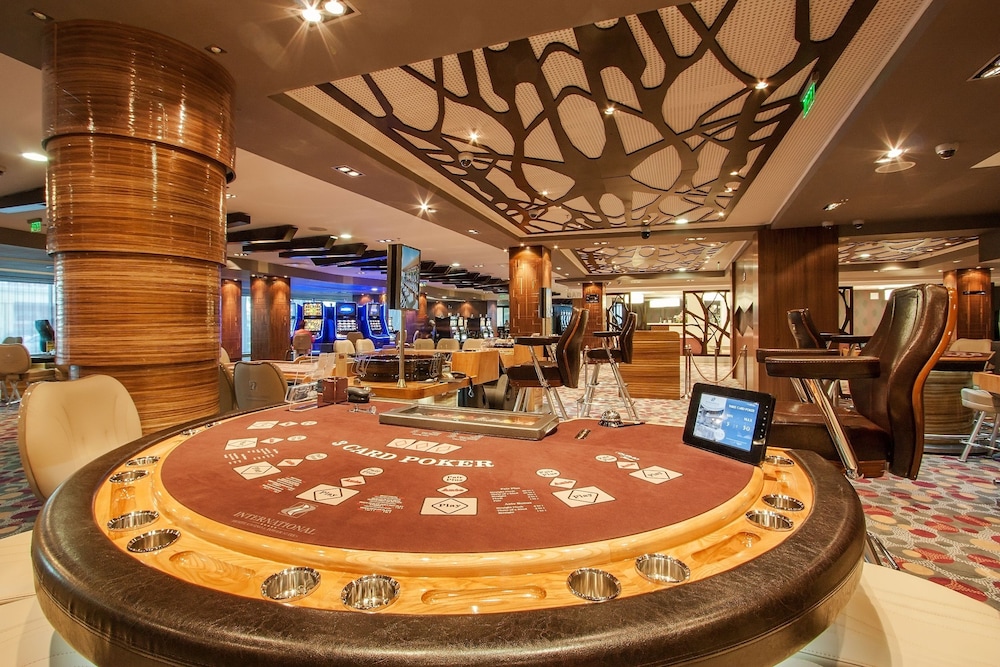 International Hotel Casino Tower Suites 8/50